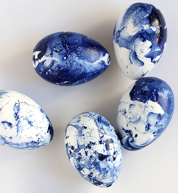 DIY marbled easter eggs