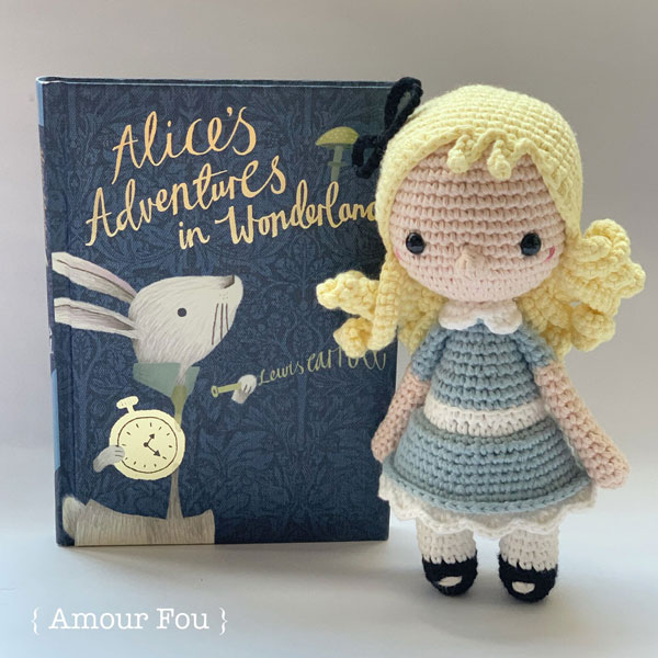 Alice in Wonderland amigurumi crochet pattern