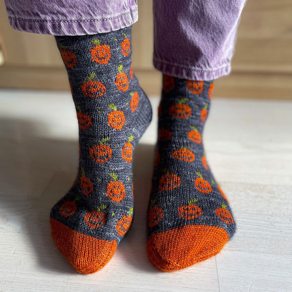 Halloween pumpkin socks knitting pattern