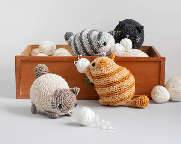 vibrating Purring Cats kawaii crochet pattern