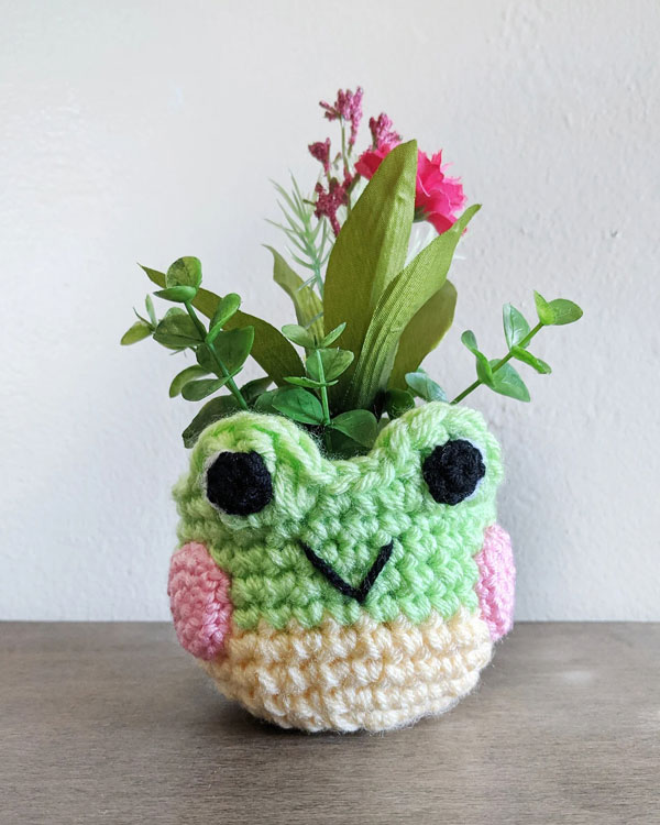 kawaii frog mini planter crochet pattern
